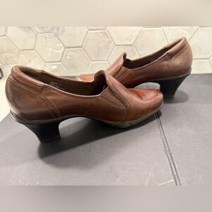 Bass & Co. Womans Brown Leather Tenley Shoes Size 7 Block Heels Workwear Stretch